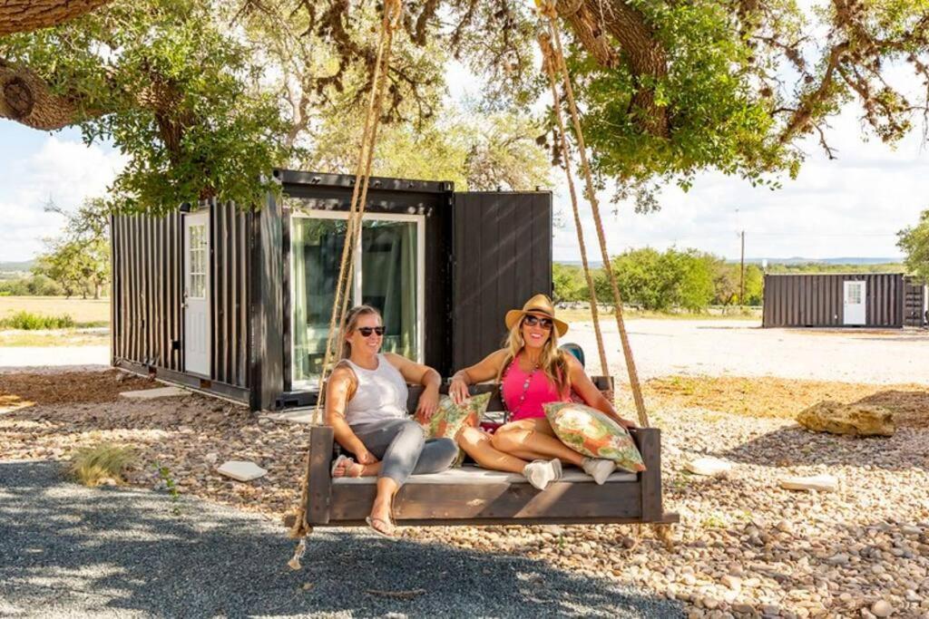 The Container Retreat @ 290 Wine Trail #7 Groups Welcome! Villa Hye Bagian luar foto